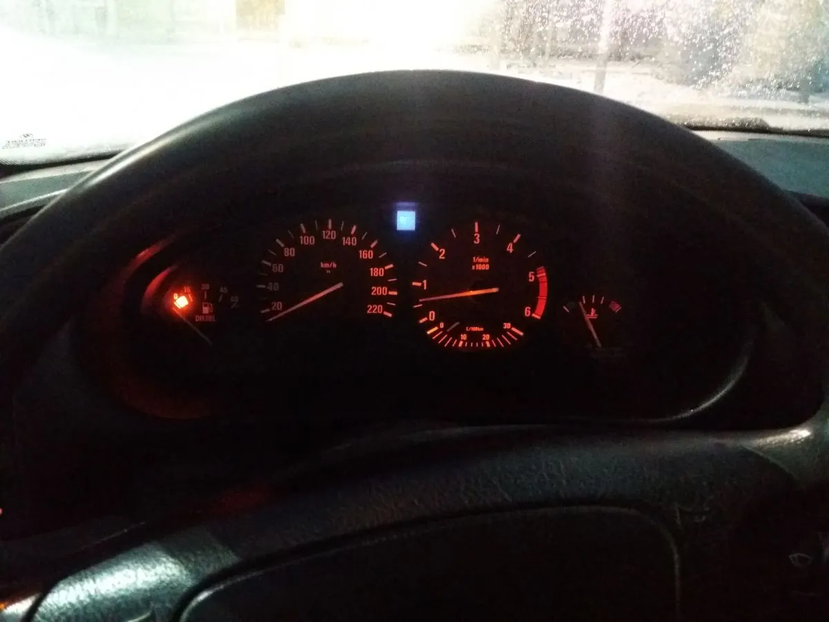 BMW E36 kontrolka rezerwy paliwa