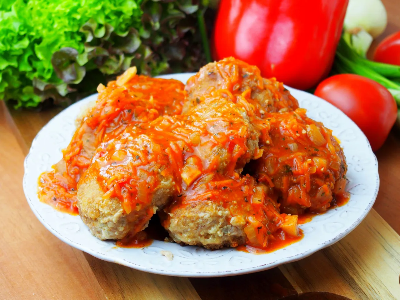 Pyszne kotlety mielone w sosie pomidorowym. Idealne jakie przyprawy do mięsa mielonego? Zioła i czosnek!