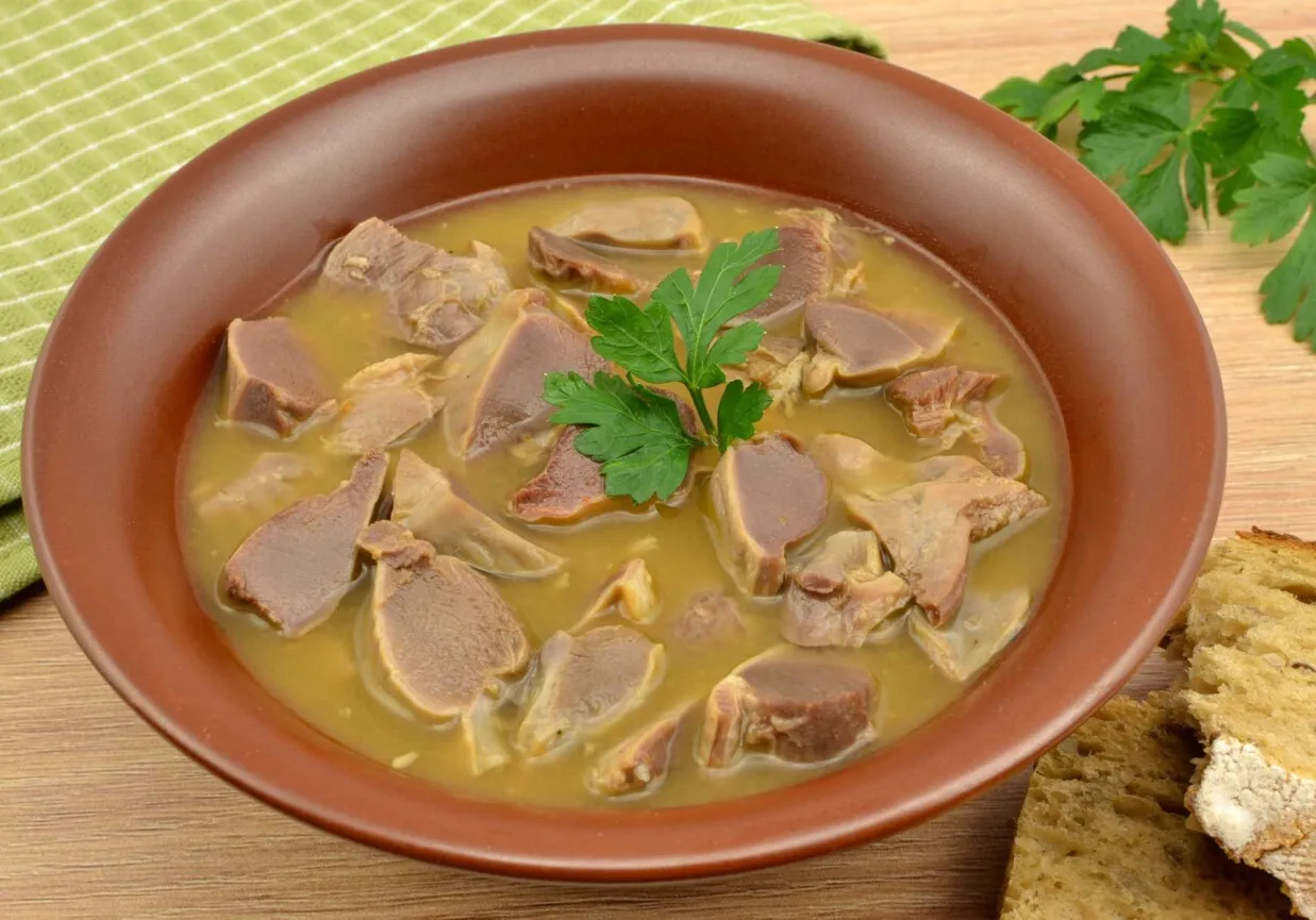 gulasz z żołądk&oacute;w drobiowych z kaszą i og&oacute;rkami kiszonymi