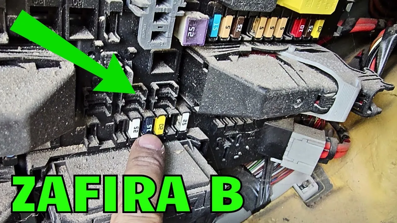 Opel Zafira B skrzynka bezpieczników bagażnik REC lokalizacja