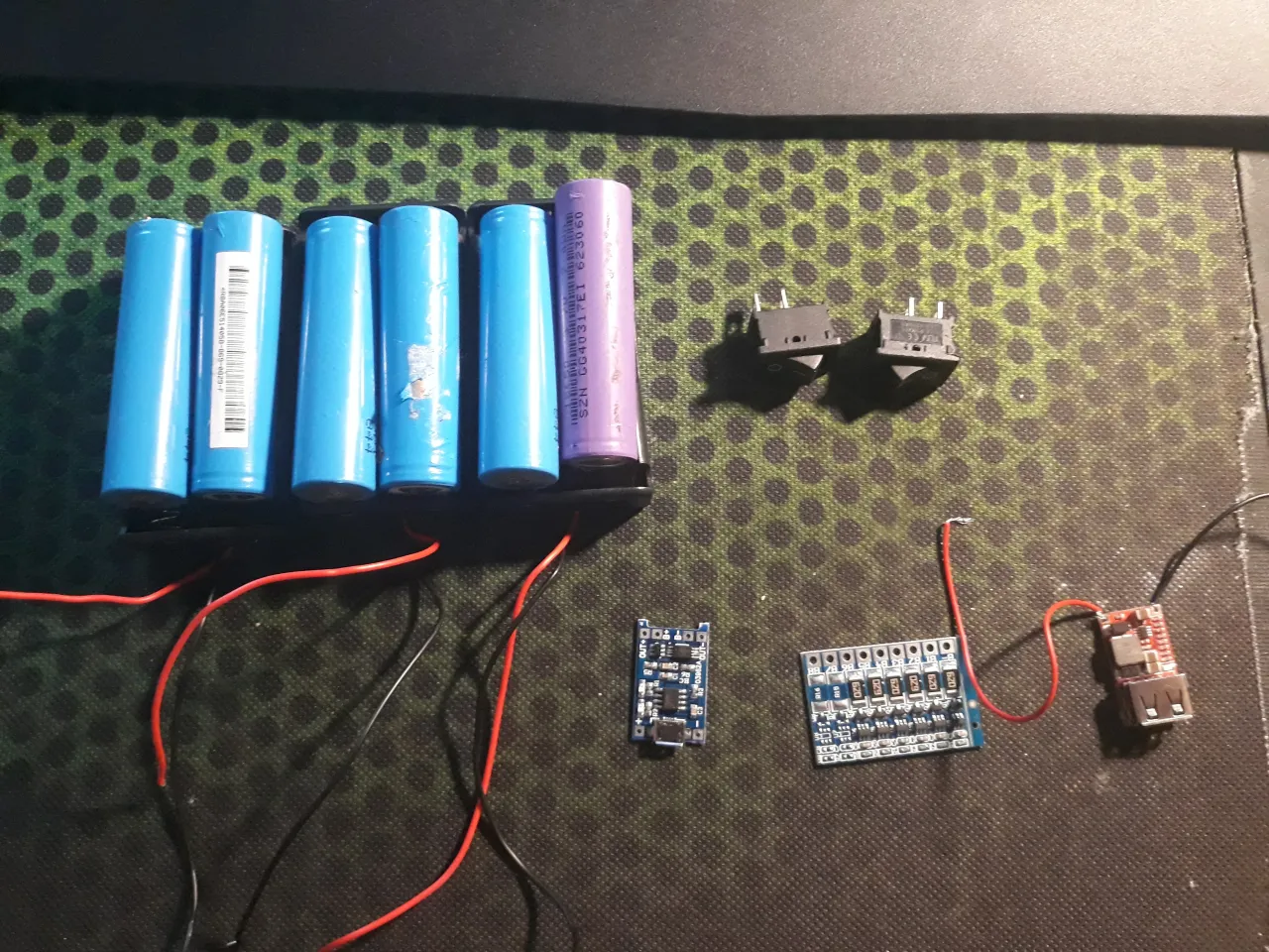 schemat podłączenia ogniw 18650 do modułu power banku