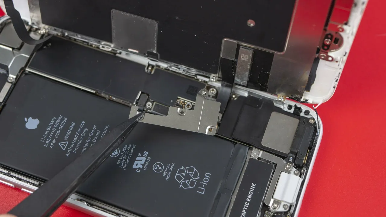 iPhone 8 wymiana baterii porównanie serwisów