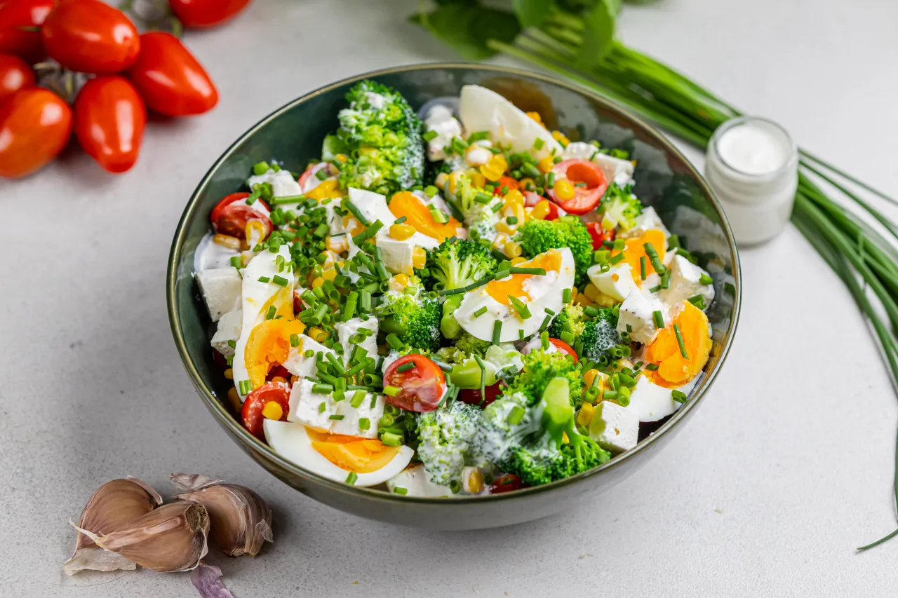 Kolorowa sałatka z brokułami, jajkiem, pomidorkami i serem feta. Idealna inspiracja, jak zrobić sałatkę z brokułami na lekki obiad.