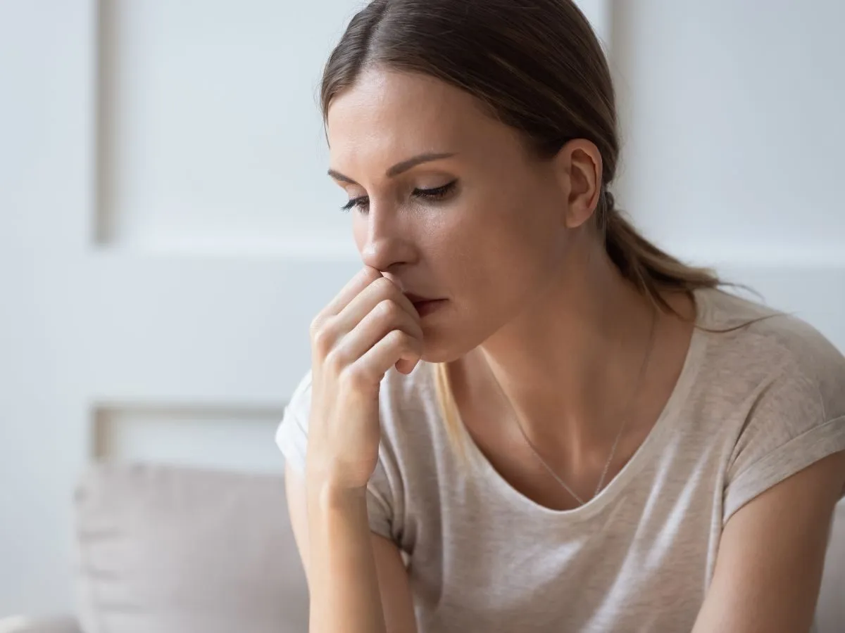 Kobieta w zamyśleniu, smutna, ale z nadzieją