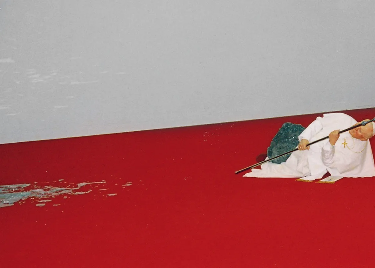 Ludzie śmiejący się ze sztuki nowoczesnej lub kontrowersyjne dzieła sztuki współczesnej