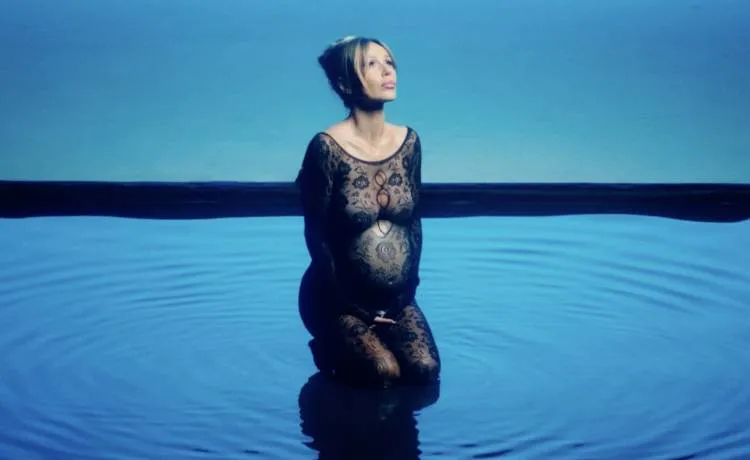 Doda teledysk Mama sztuczny brzuch