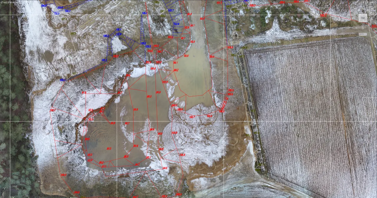 Geodeta wyznacza granice działek na terenie podmokłym, pokrytym śniegiem. Linie i punkty pomiarowe wskazują, co robi geodeta.