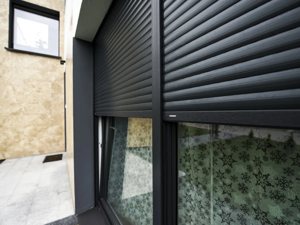 schemat utraty ciepła przez okno z roletą