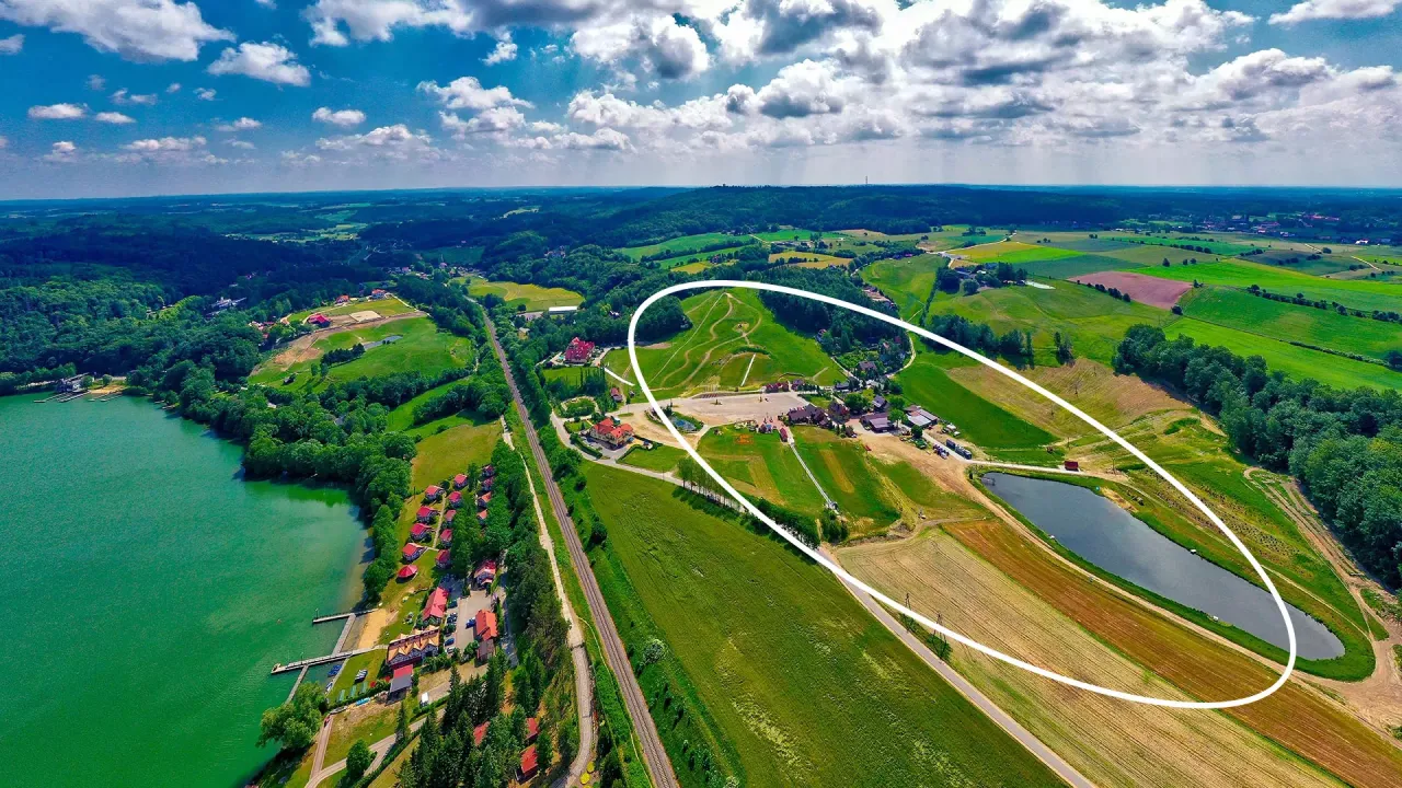 Koszałkowo Wieżyca: centrum aktywnego wypoczynku z jeziorem, trasami narciarskimi i miejscem do wędkowania.