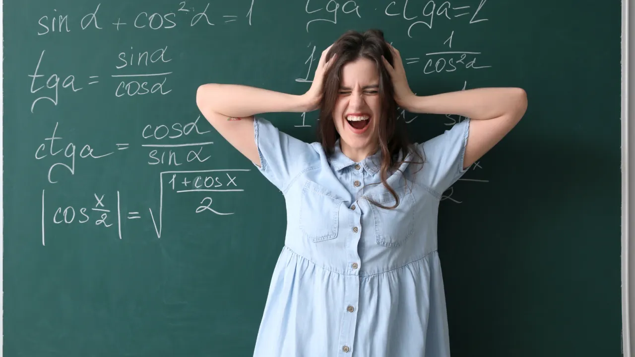 dorosły człowiek śniący o szkole stres