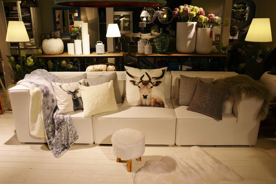 przytulne wnętrze tekstylia koce poduszki dywany