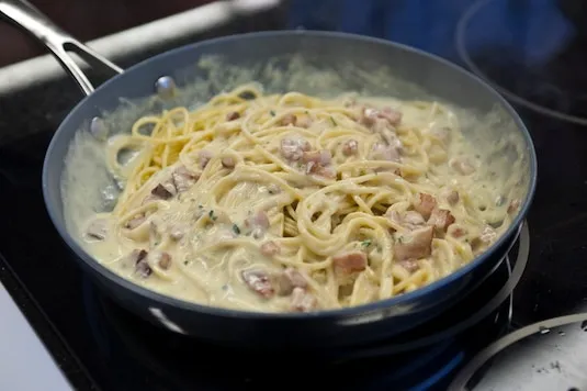 składniki na carbonara ze śmietaną