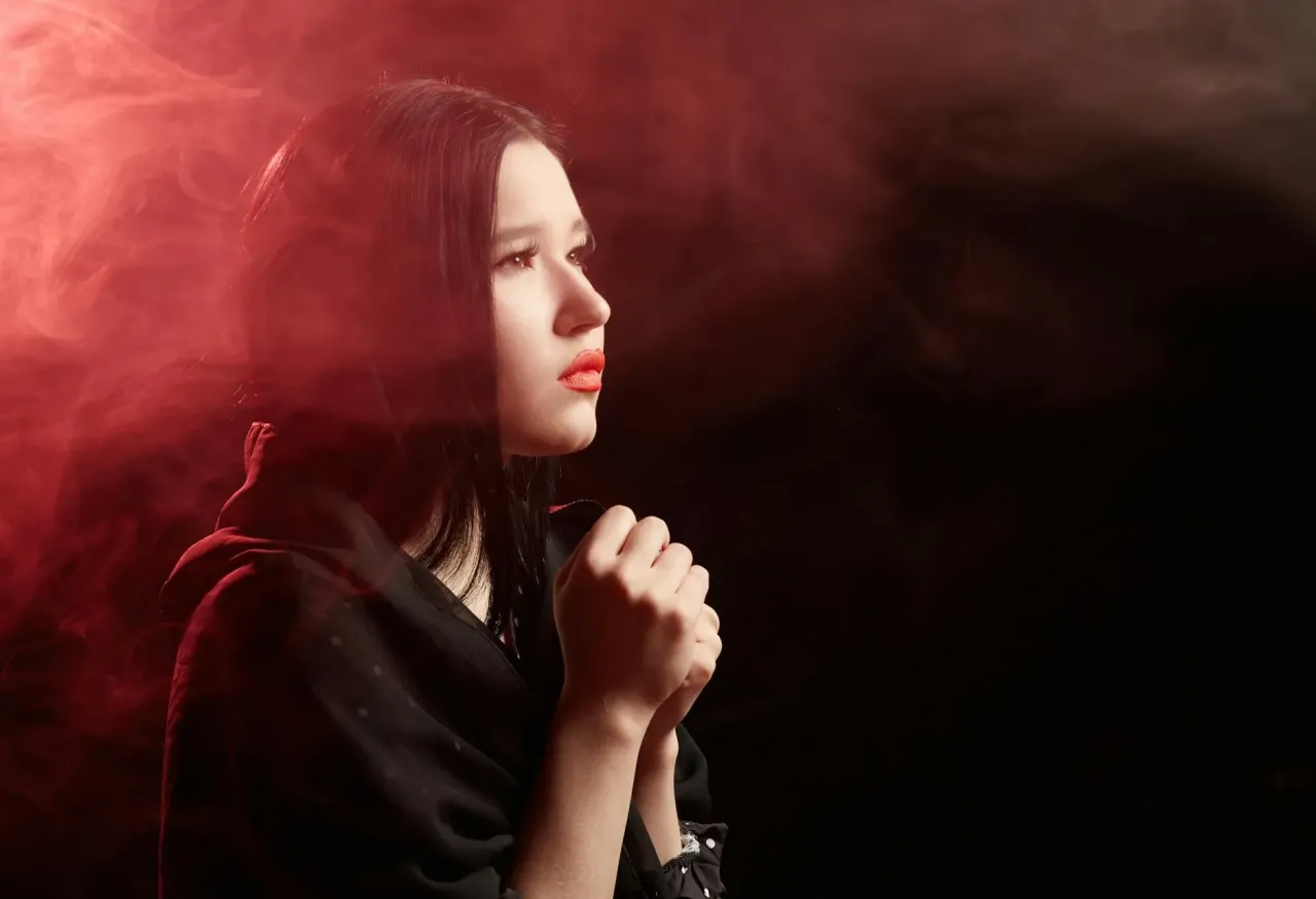 osoba w zadumie modlitwie spok&oacute;j