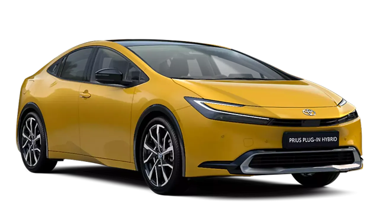 Żółta Toyota Prius Plug-in Hybrid. Dowiedz się, ile pali Toyota Prius hybryda, by podróżować ekologicznie i oszczędnie.