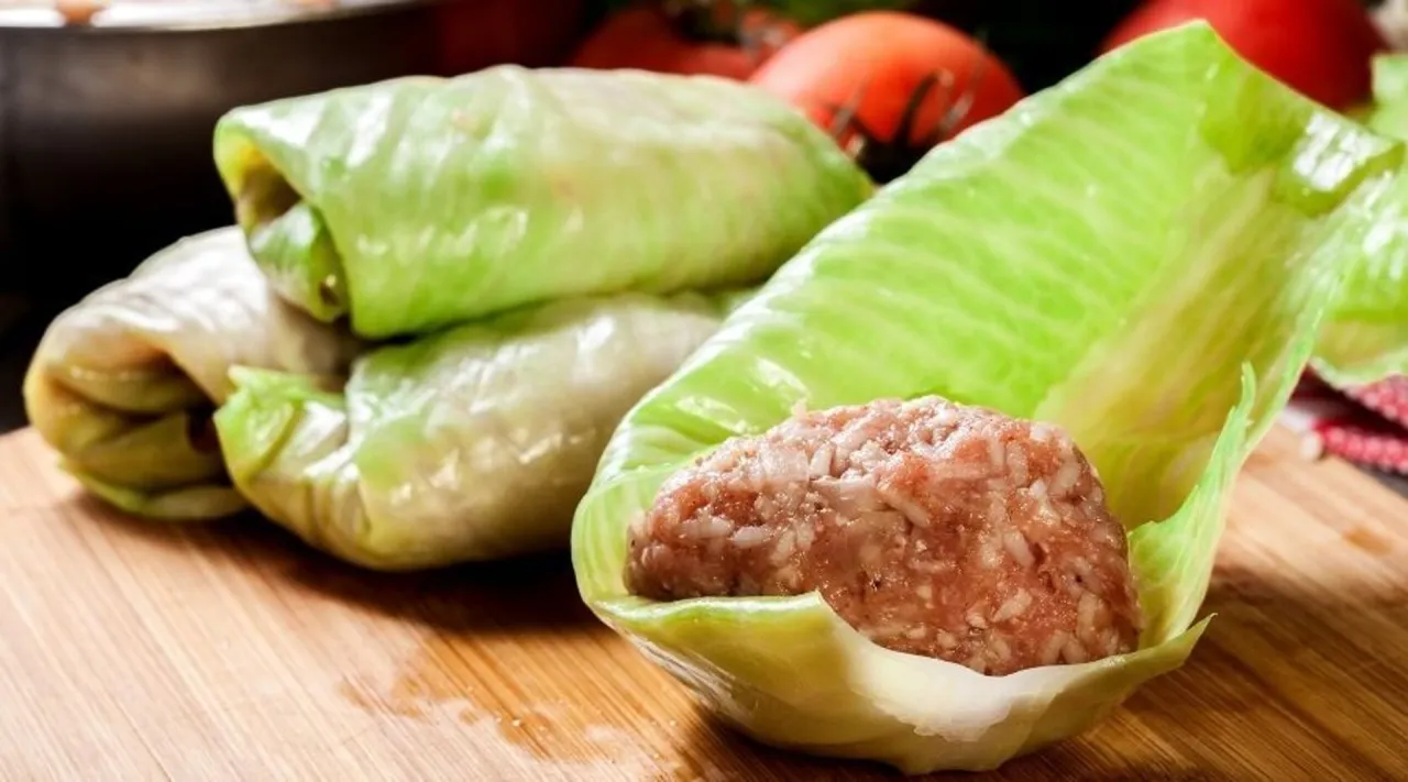 Liście kapusty na gołąbki, jeden z nich z farszem. Czy z kapusty na gołąbki można zrobić surówkę? Tak, można!