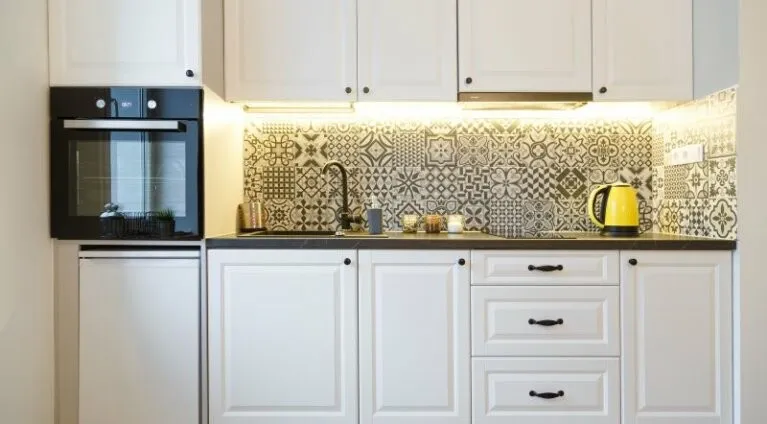 aranżacje ściany między szafkami kuchennymi