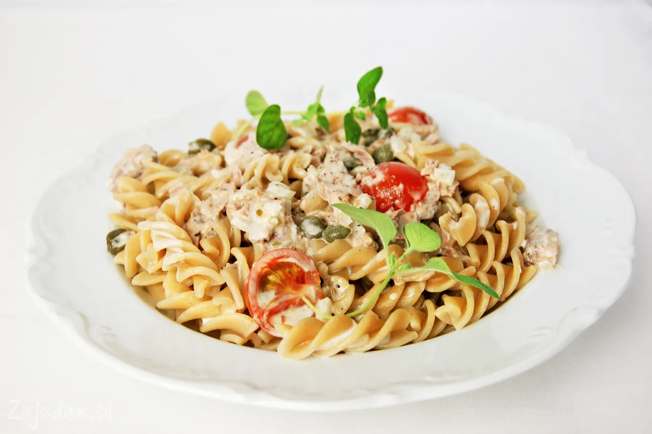 różne rodzaje makaronu z tuńczykiem kolaż