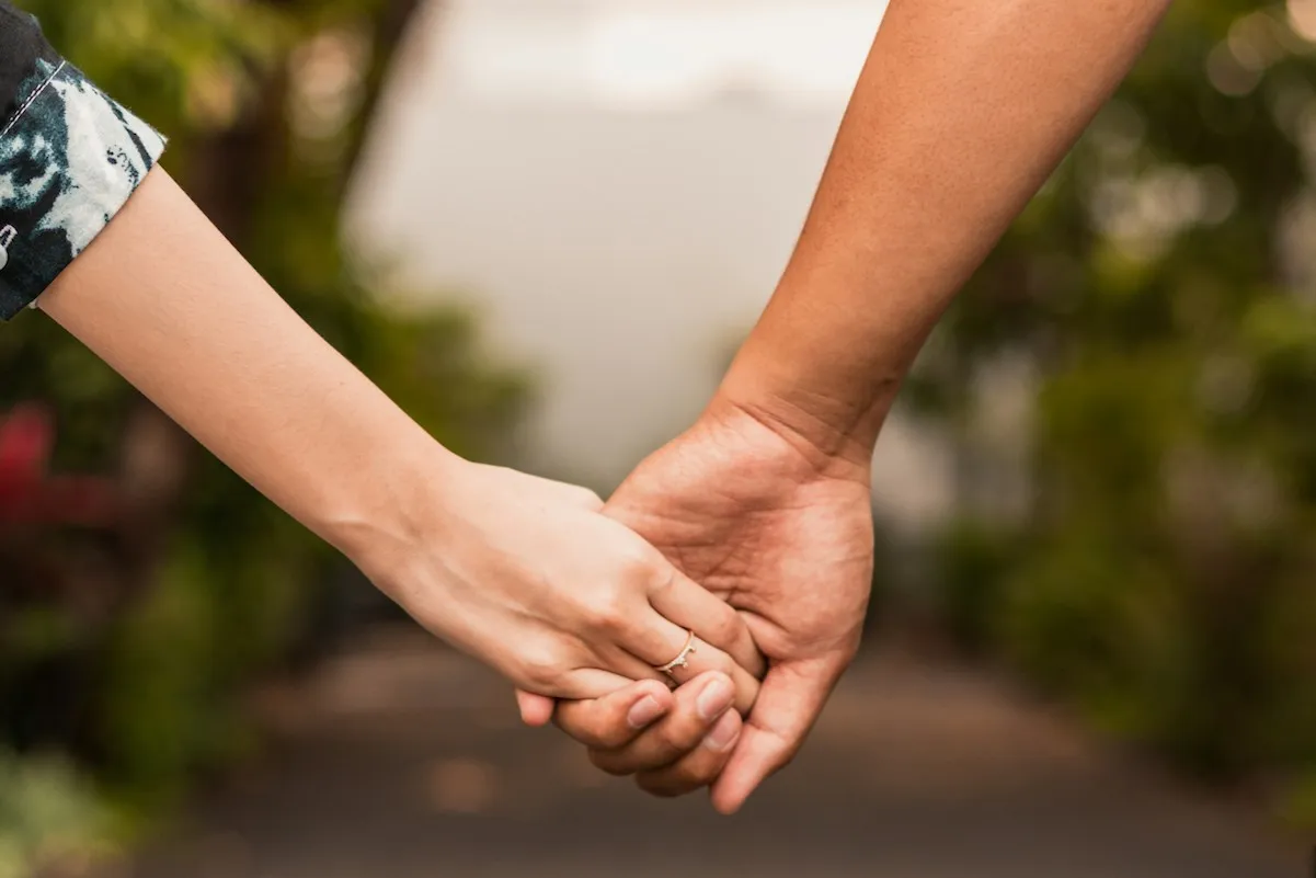 szczęśliwa para trzymająca się za ręce, zaufanie w związku, zrozumienie partnera