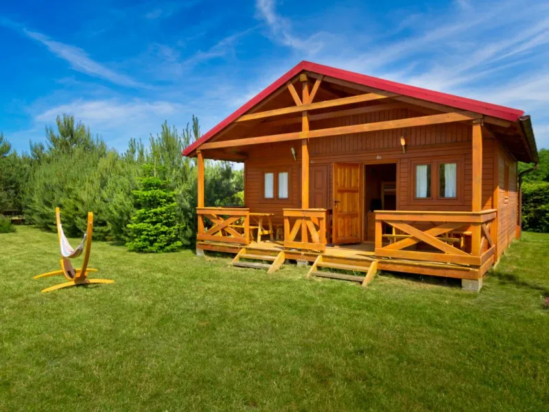 Różne typy zakwaterowania nad morzem: hotel, domek letniskowy, kwatera prywatna