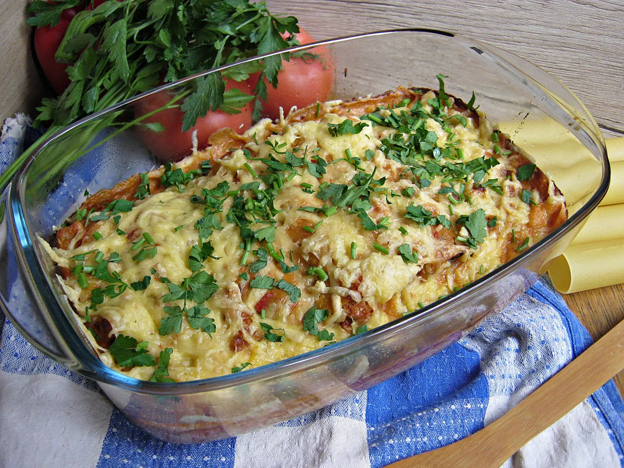 Pyszne cannelloni z mięsem i beszamelem, posypane serem i natką pietruszki. Idealne na obiad, zgodnie z przepisem.