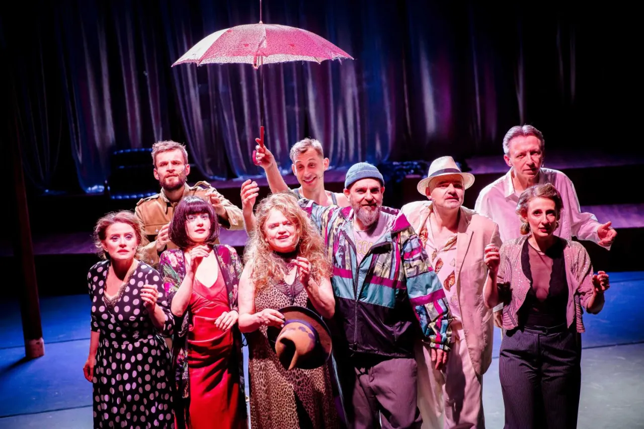 Zdjęcie Znani aktorzy teatralni: Gwiazdy ekranu na scenie - Kto zachwyca?