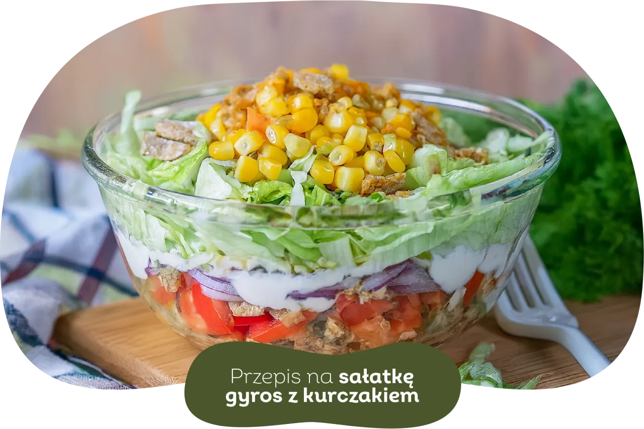 Układanie warstw sałatki gyros