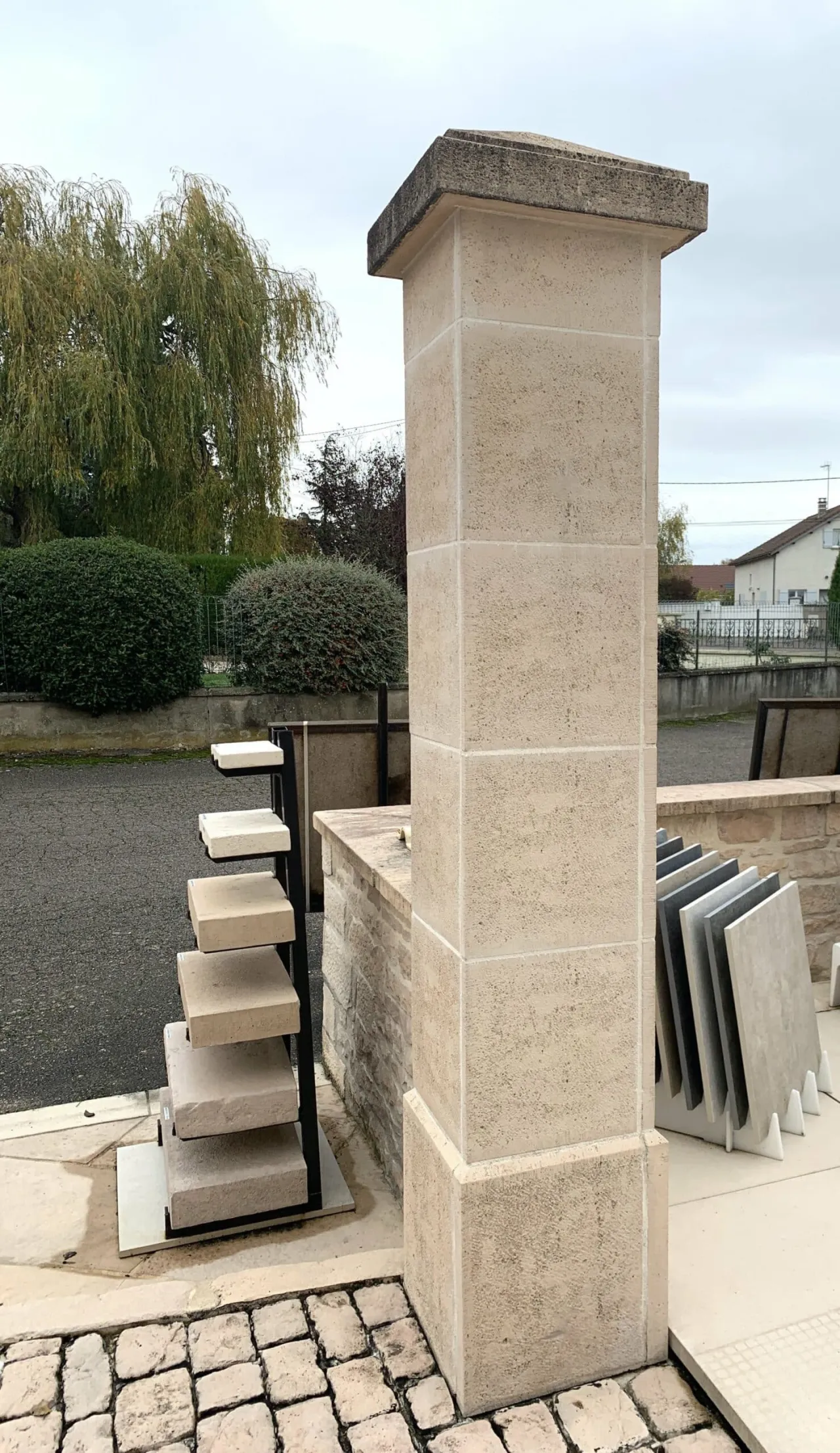 Zdjęcie Habillage poteau béton extérieur : 5 solutions pratiques et esthétiques
