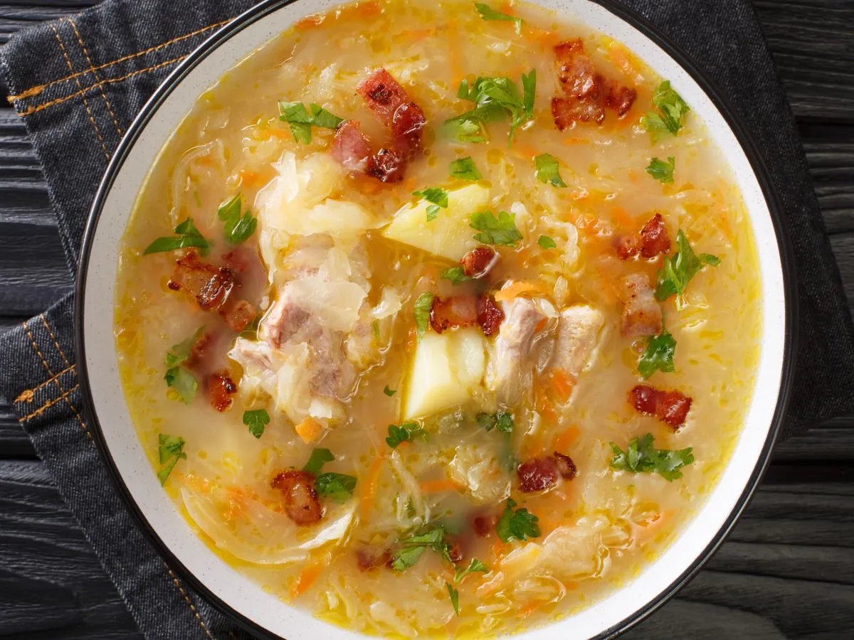 Składniki na wywar do kapuśniaku wędzone żeberka boczek cebula