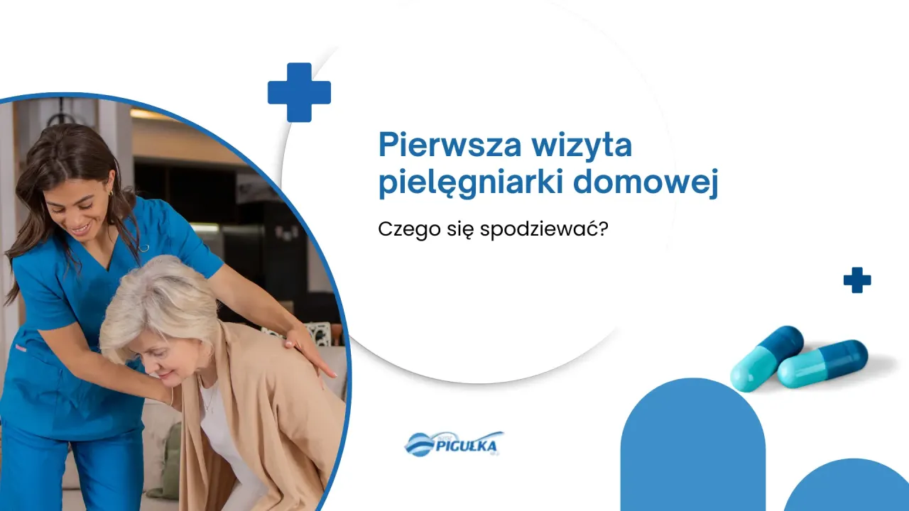 Pielęgniarka środowiskowa wspiera starszą panią podczas wizyty domowej. Tekst informuje o pierwszej wizycie pielęgniarki domowej.