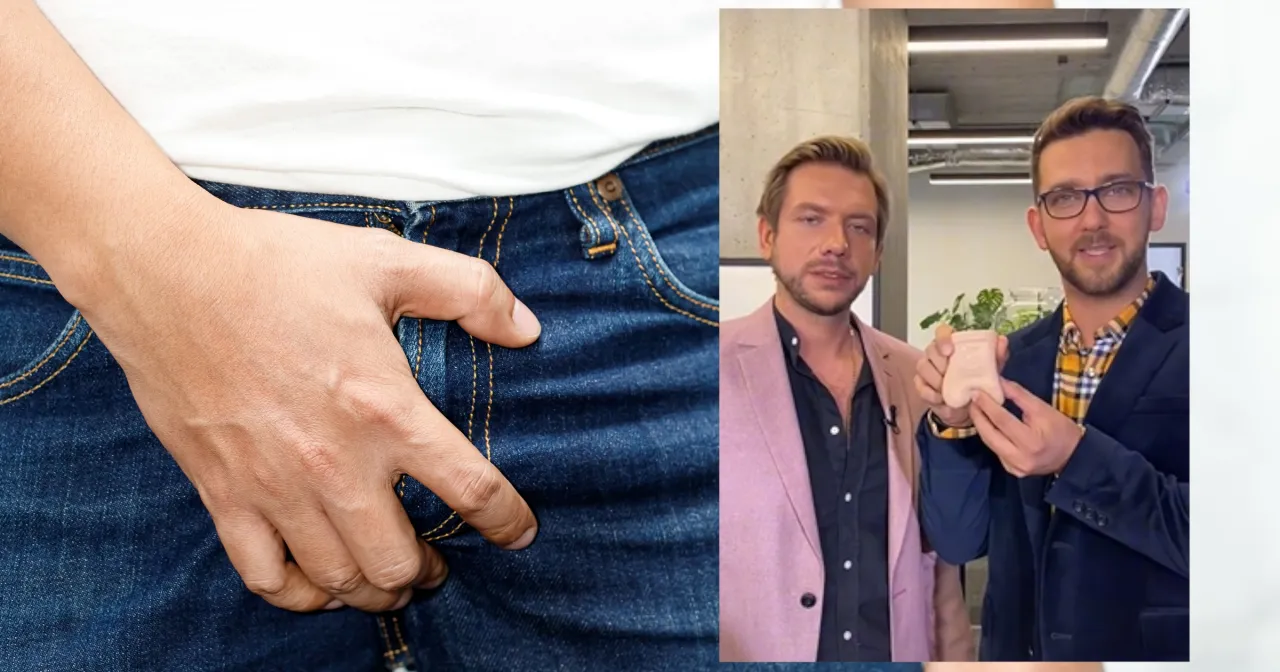 Młody mężczyzna badający jądra