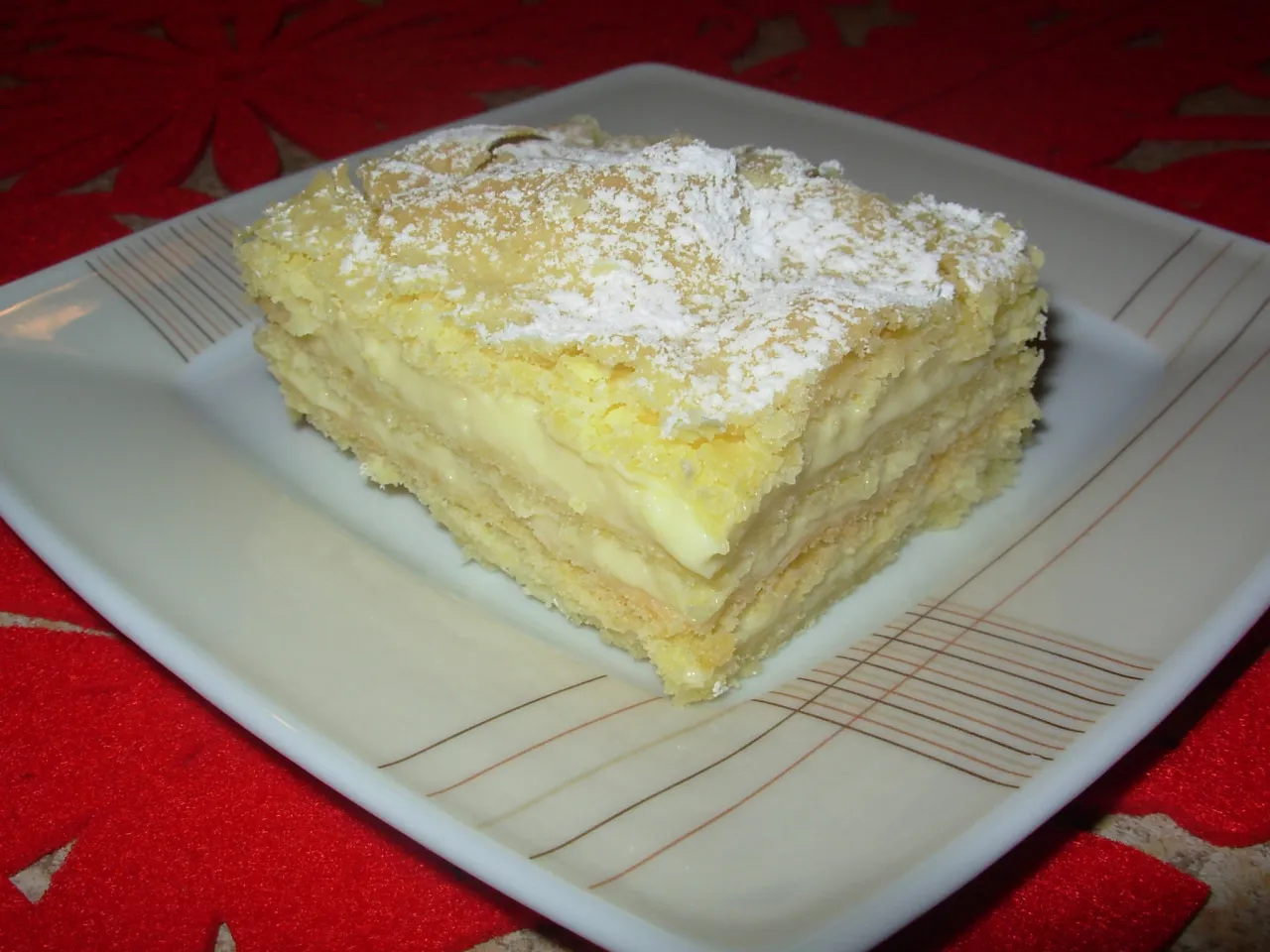 Pyszne ciasto napoleon, idealne na każdą okazję. Ten przepis na napoleon ciasto zachwyci każdego!