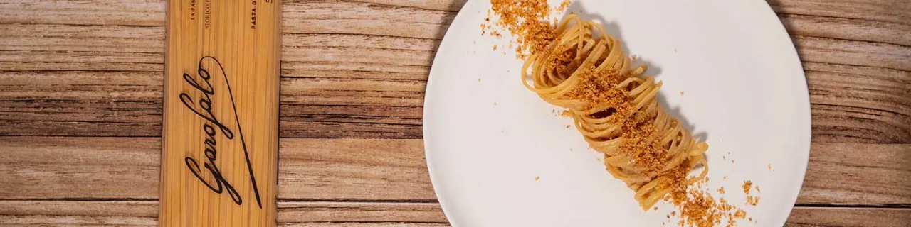 ingredientes para pasta con anchoas sobre una superficie de madera