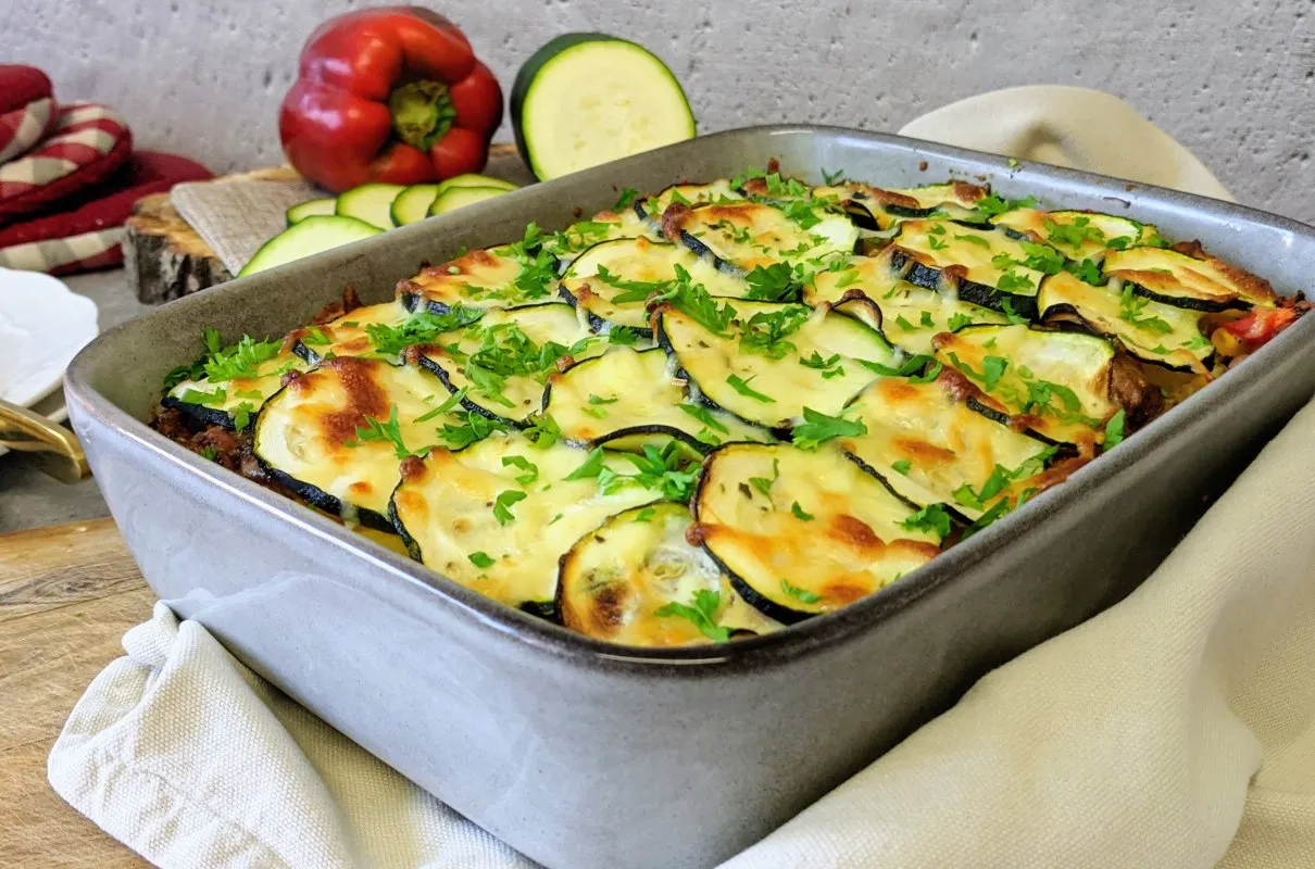 Zapiekanka z cukinii z serem, pyszna alternatywa na obiad zamiast ziemniaków.