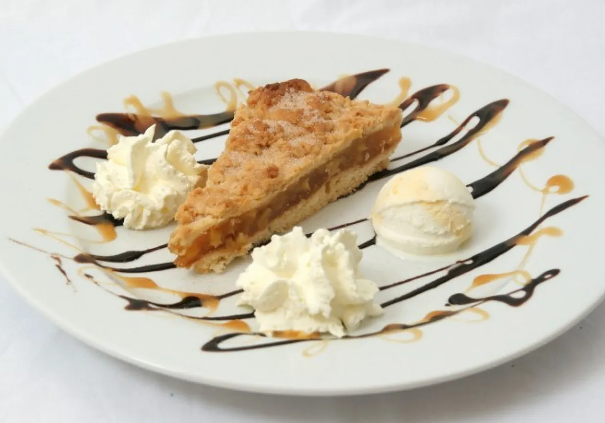 szarlotka z lodami i bitą śmietaną