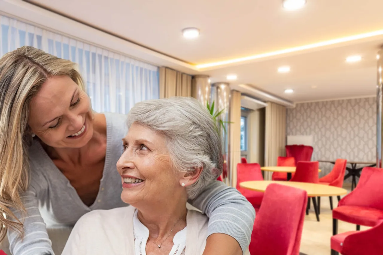 Senior w prywatnym domu opieki, uśmiechnięty, zadbany, w tle nowoczesne wnętrze