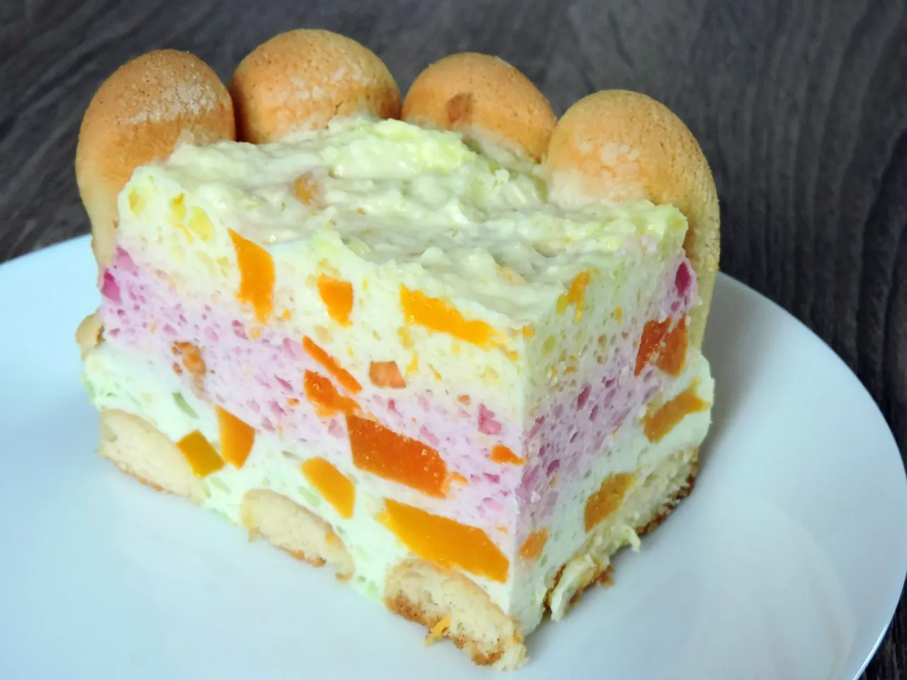 Kolorowy sernik na zimno z biszkoptami i owocami. Idealny przepis na lato, jak zrobić sernik na zimno.