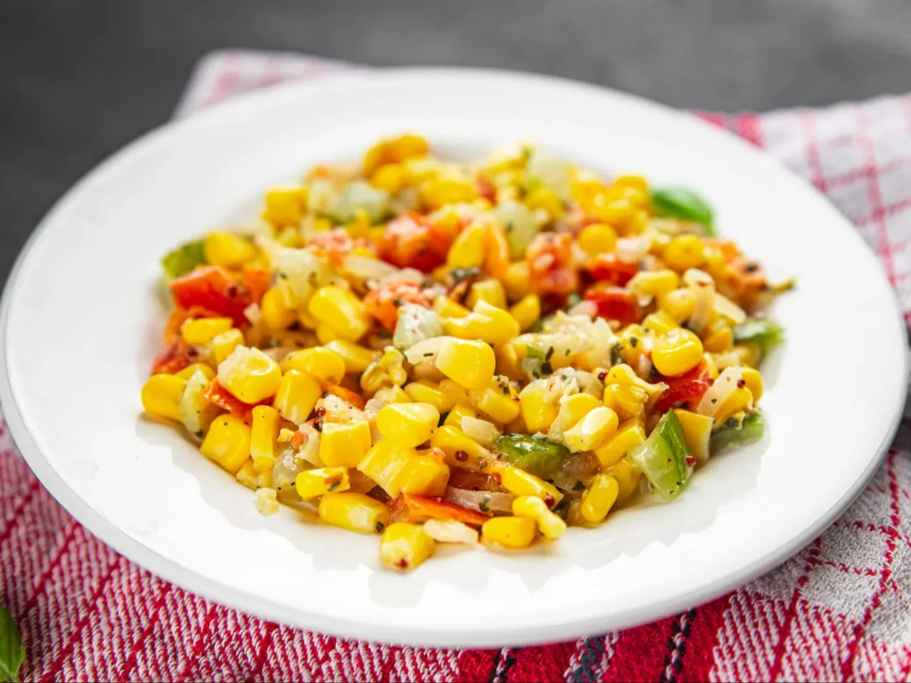 kukurydza z puszki w sałatce