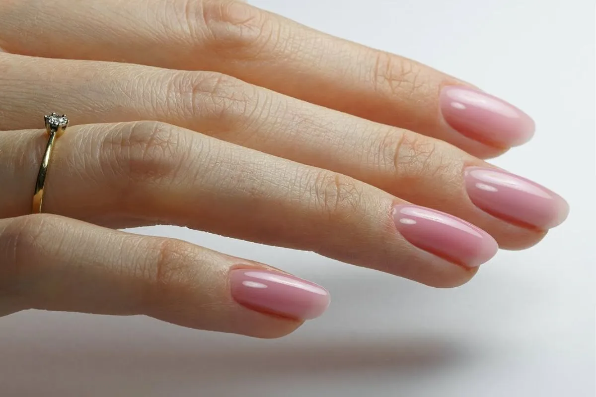 modne paznokcie komunijne lipgloss milky clean girl