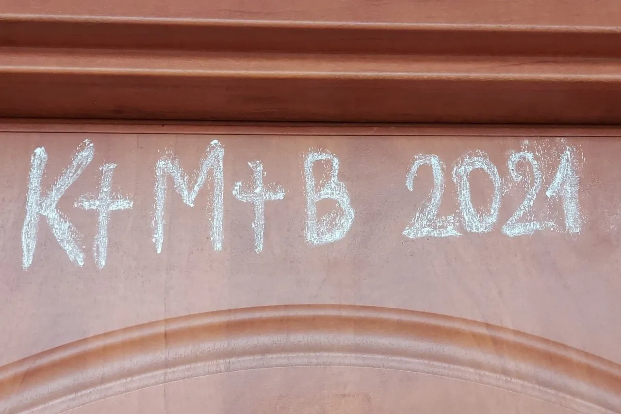 napis K+M+B na drzwiach