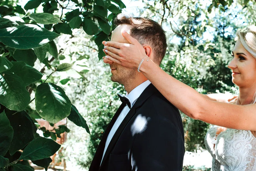 sesja first look para młoda w plenerze