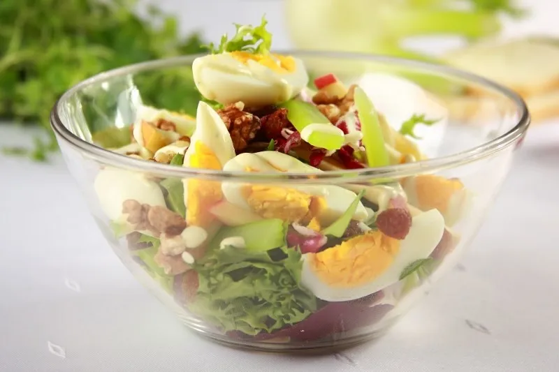 składniki sałatka jajeczna i gotowe danie