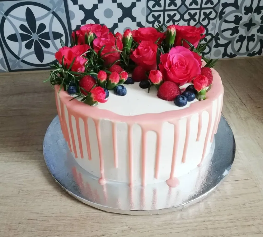 proste dekoracje tortów, tort z owocami i kwiatami, drip cake, tort tynkowany