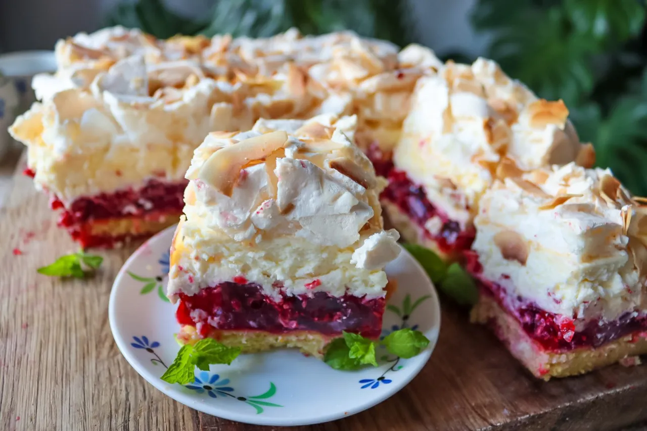 malinowa chmurka na biszkopcie i na kruchym por&oacute;wnanie