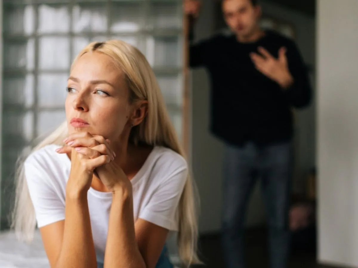 Osoba zastanawiająca się nad toksyczną relacją, sygnały ostrzegawcze