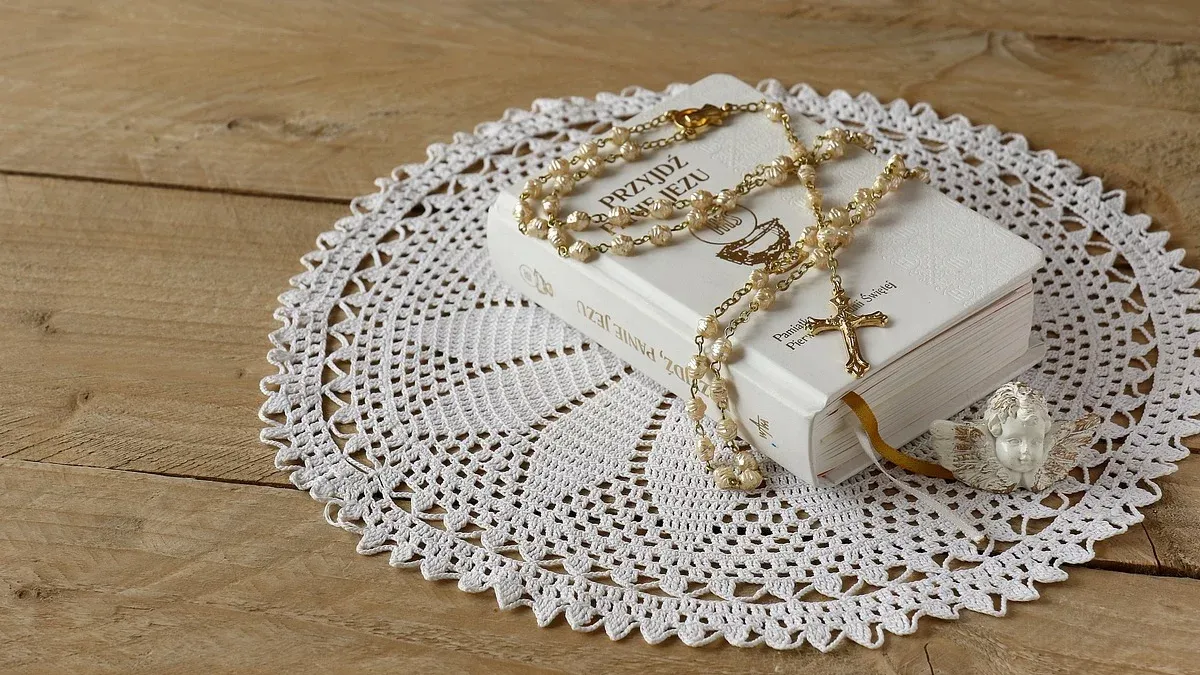 Prezent komunijny presja społeczna