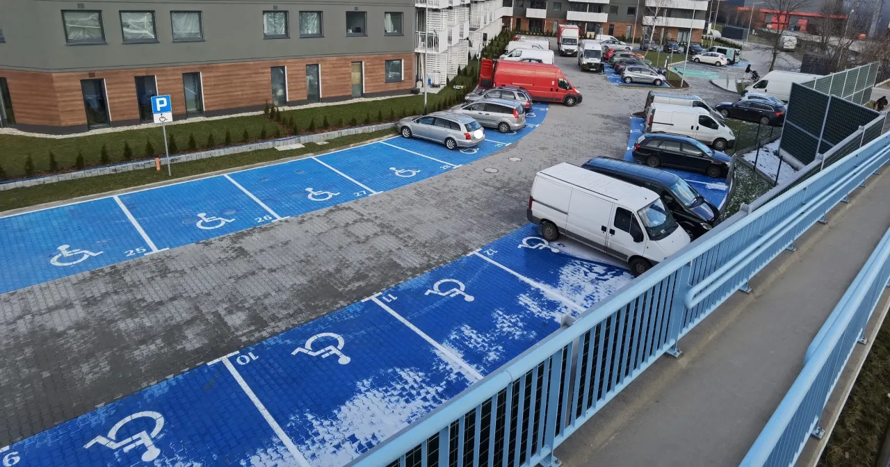 Problem z parkowaniem w miastach, zatłoczone osiedla, brak miejsc postojowych