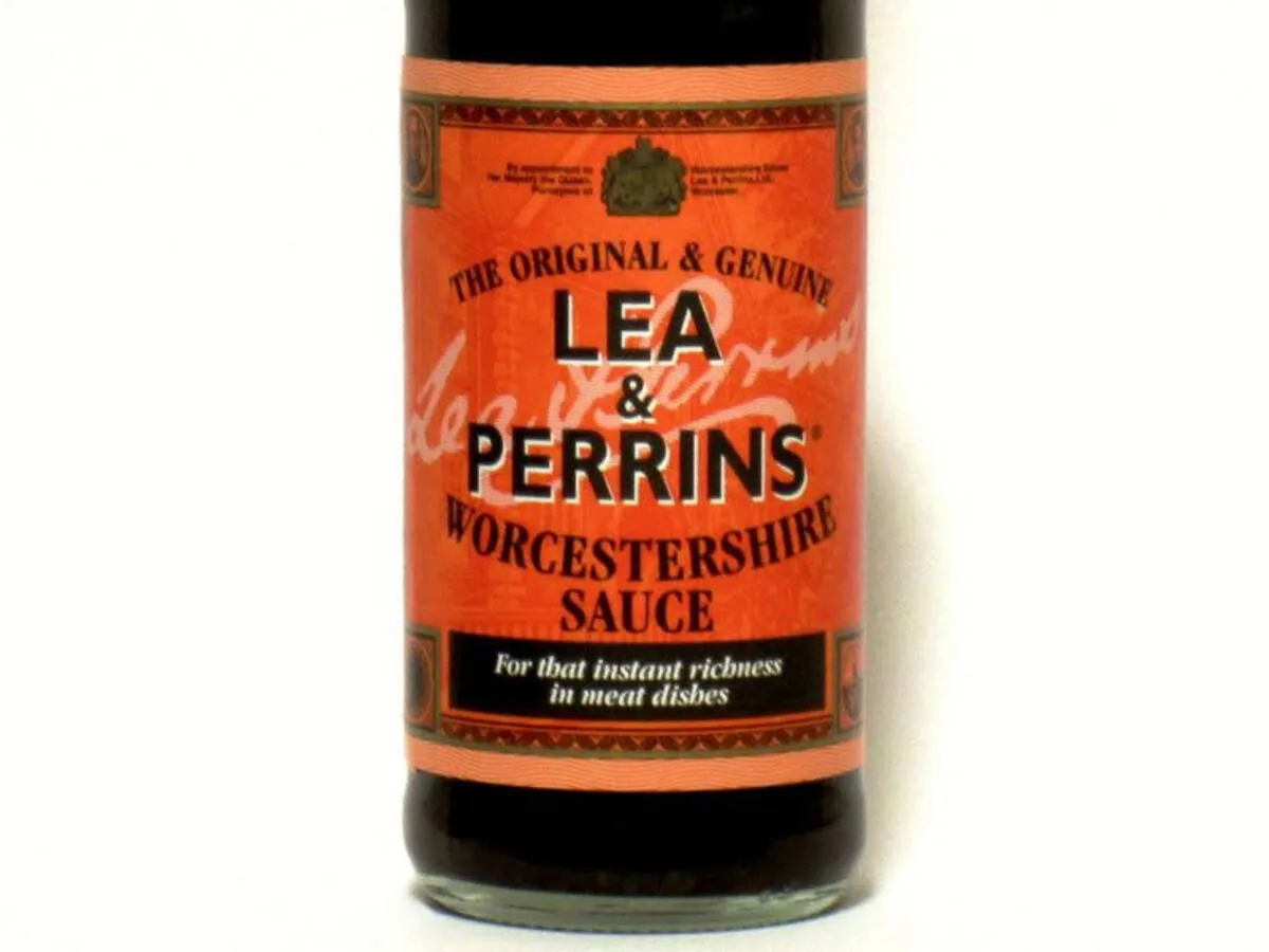 butelka sosu Worcestershire i wędzona papryka