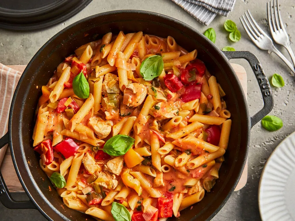 leckeres One-Pot-Pasta Gericht in einer Pfanne