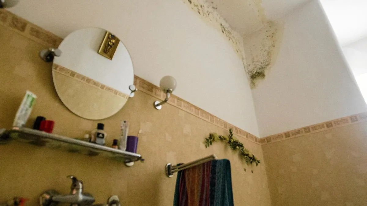 Awaria pionu wodnego w mieszkaniu, zalana łazienka