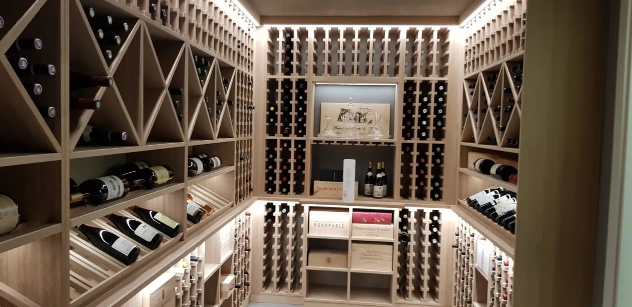 r&oacute;żne aranżacje regału na wino w domu